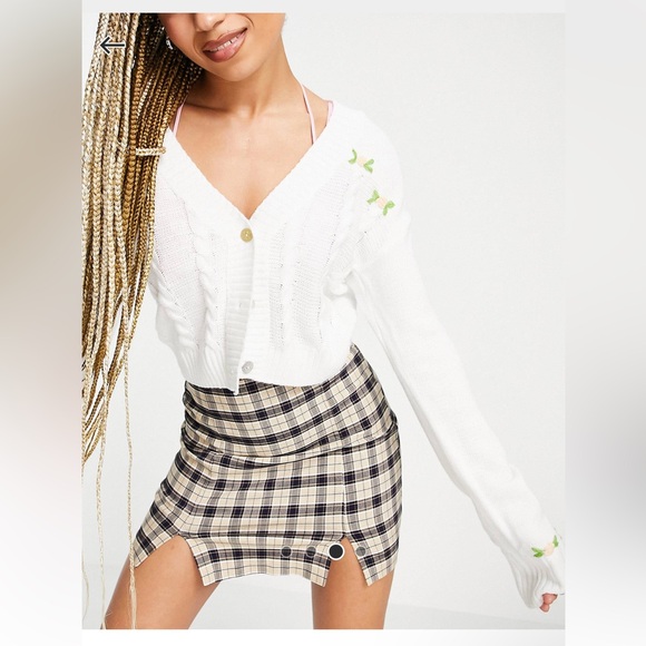 Skylar Rose floral embroidered cardigan in white - Picture 2 of 3